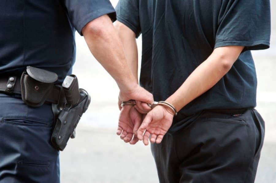 Arrestohet një person në Suharekë, dyshohet se plagosi djalin e tij me armë zjarri