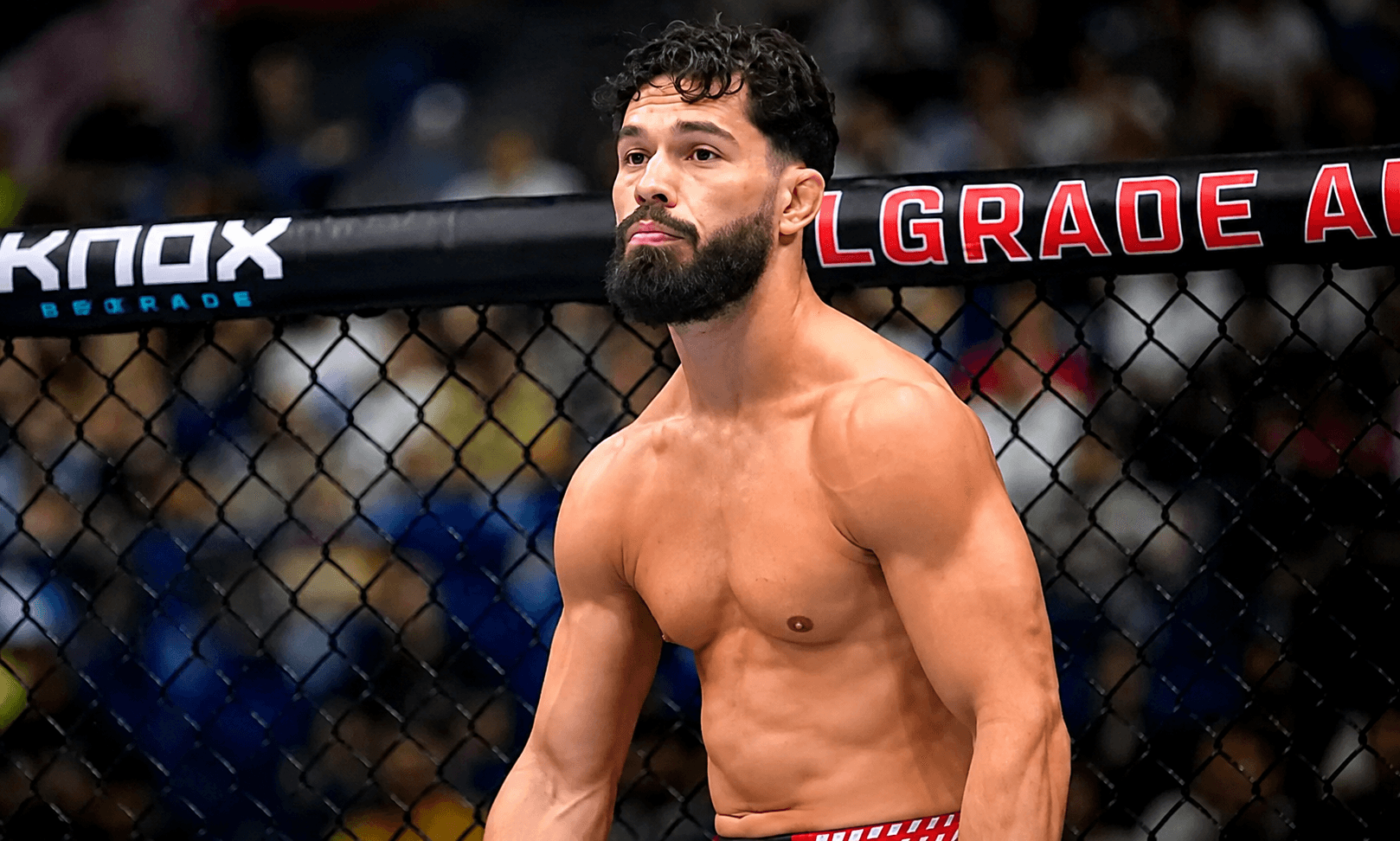 ​Thirrje anti-shqiptare në UFC Beograd, Dennis Buzukja pritet me brohoritje fyese e simbole nacionaliste serbe