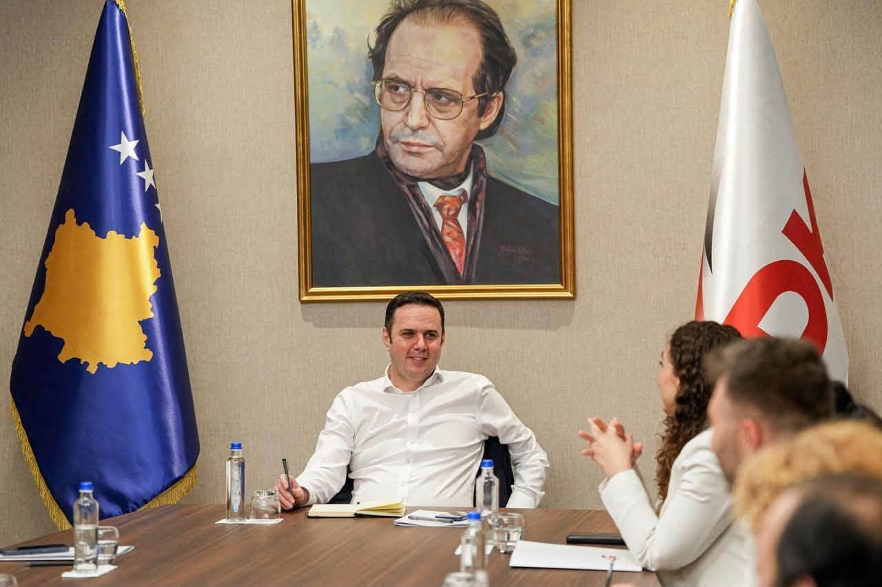 Abdixhiku publikon fotografi pas takimit të Grupit Parlamentar: 18 deputetët e LDK-së, në përcaktimin e rrugëtimit të përbashkët përpara