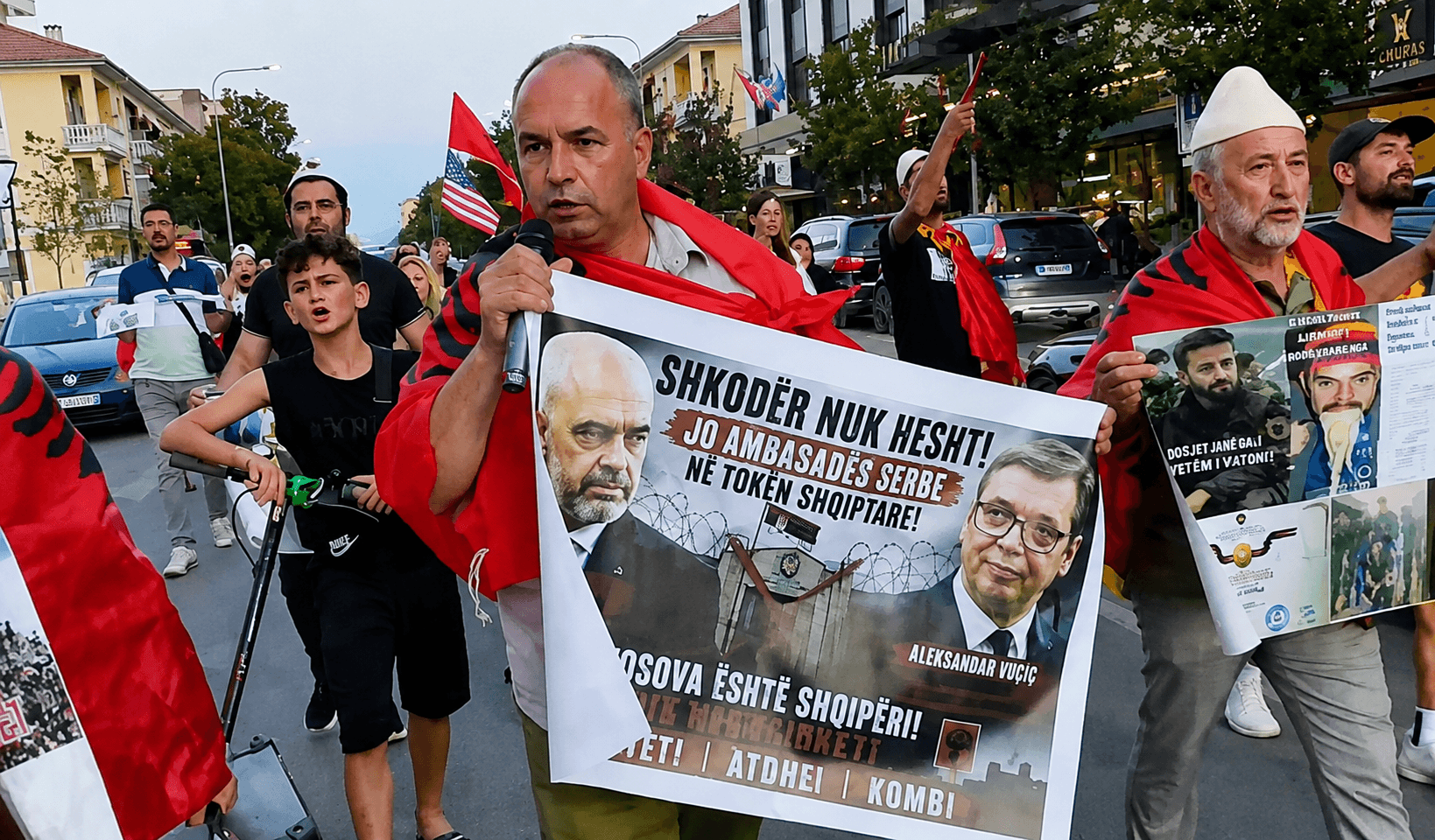 Shkodranët protestojnë kundër konsullatës serbe, qytetari: Serbia të kërkojë falje për krimet që ka bërë dhe të njohë Kosovën