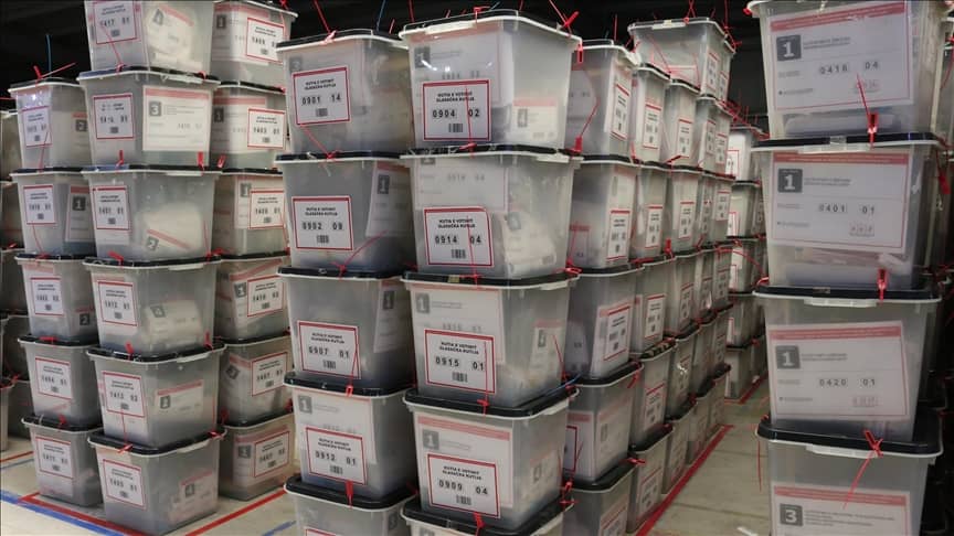 Vazhdon numërimi i votave nga votimi me postë – vlerësimi i pakove të supozuara me fletëvotime pritet të përmbyllet gjatë ditës