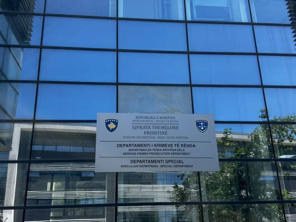 Dalin para gjykatës dy serbët e arrestuar si të dyshuar për varrezën masive në Zubin Potok