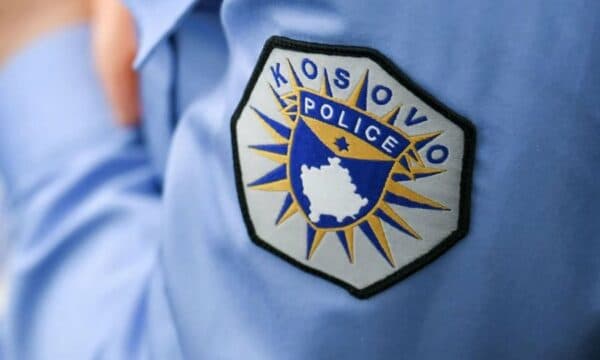 Incident në Gjakovë, katër persona pengojnë policët – tre në pranga