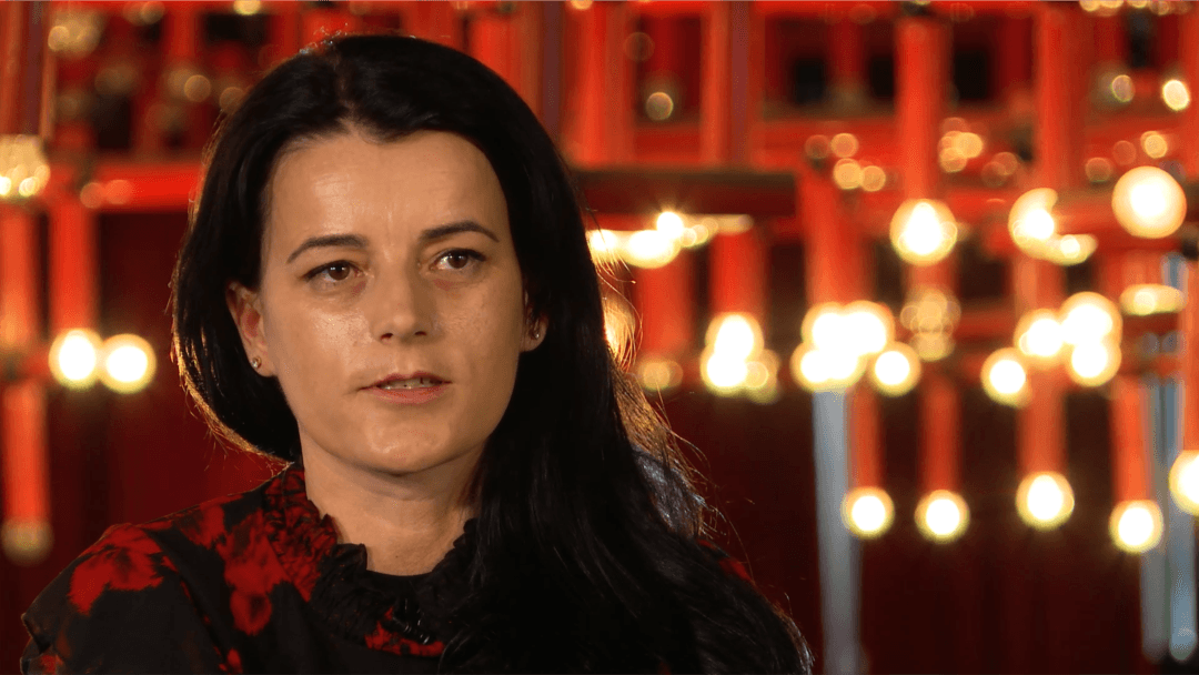 Një grua e fuqishme si Vasfije Krasniqi, kthehet pas shumë vitesh në vendin ku përjetoi tm*rrin