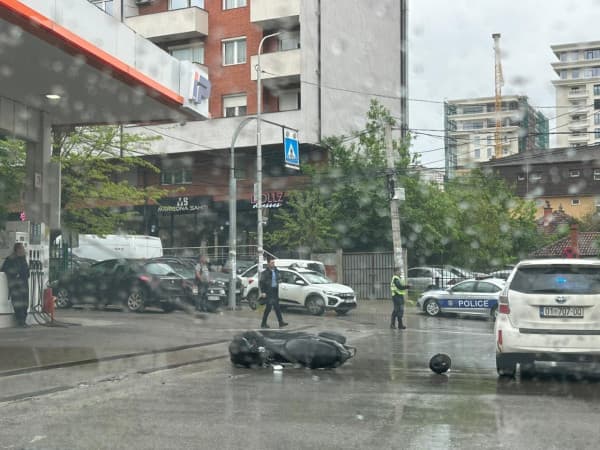 Aksidenti mes motoçikletës dhe një veture në Prishtinë, një i lënduar