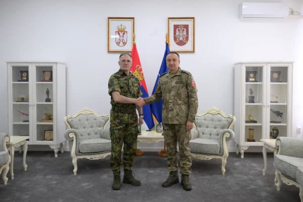 ​Komandanti i KFOR-it Ulutas u takua me shefin e Forcave të Armatosura të Serbisë