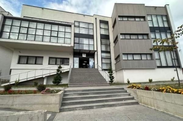 Aktakuzë ndaj një zyrtari të Spitalit në Gjakovë, mori pagë për katër vjet pa u paraqitur në punë