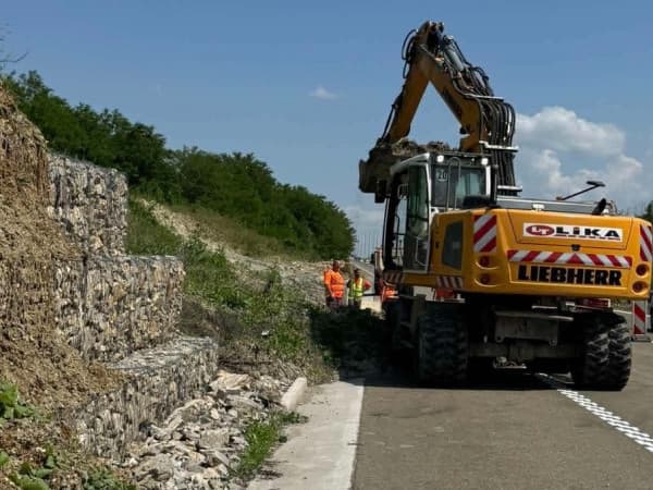 ​Nis pastrimi i rrëshqitjeve të dheut në autostradën Suharekë-Prizren
