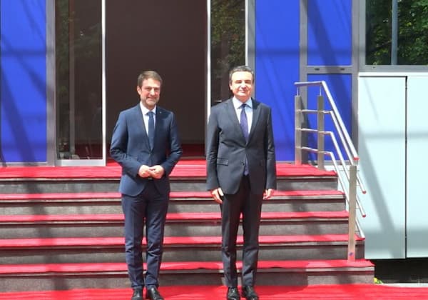 Kurti takon ministrin e jashtëm të Shqipërisë