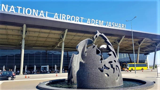 Kanosje në Aeroportin e Prishtinës, policia sekuestron armë me 45 fishekë