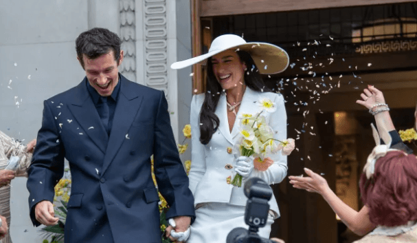 Dua Lipa i jep fund beqarisë, martohet me Callum Truner
