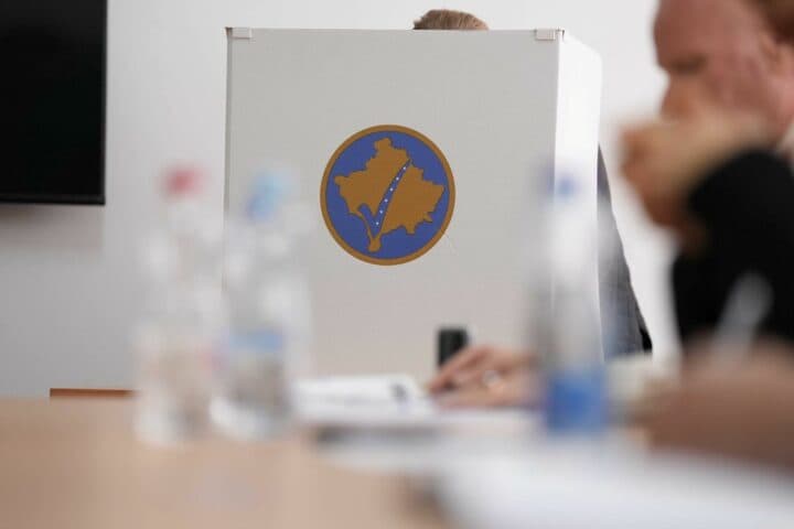 Pas tenderit për shtypjen e fletëvotimeve, KQZ anulon edhe atë për kabina të votimit – oferta e vetme tejkalon buxhetin