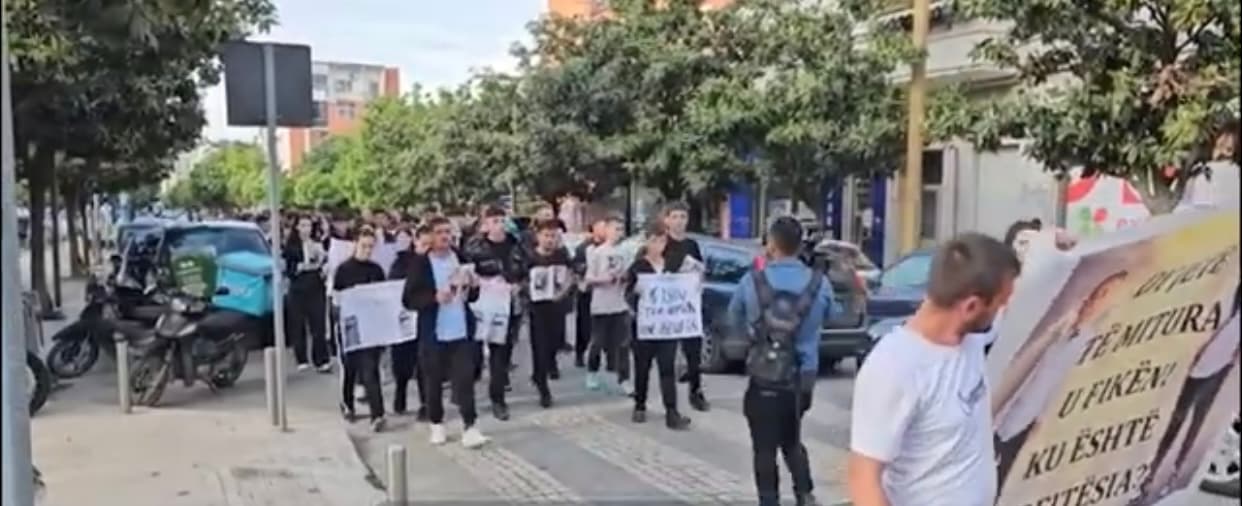 Dy të miturit humbën jetën teksa luanin përpara shtëpisë, banorët në Durrës marshojnë në shenjë proteste
