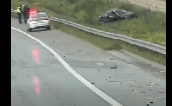 Aksident në autostradën “Ibrahim Rugova”, një veturë del nga rruga