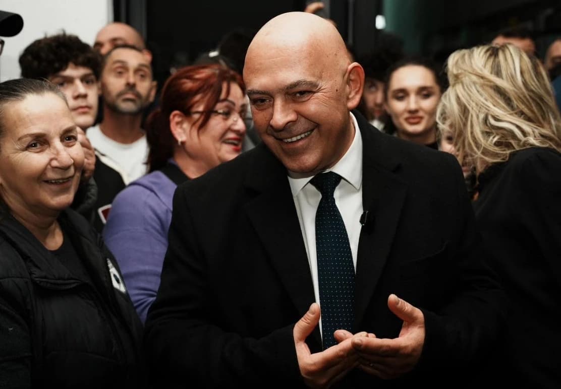 Ardian Gjini merr zyrtarisht postin e kryetarit të AAK-së