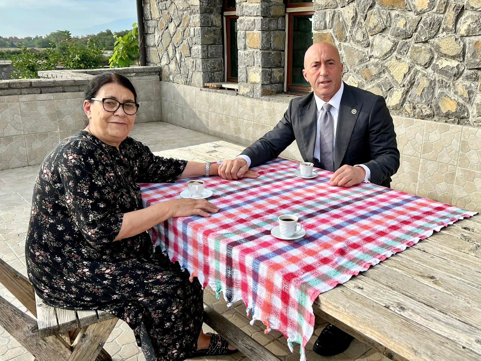 Haradinaj ia uron ditëlindjen nënës së tij: Një jetë plot dhimbje shqiptare që ka me u rrëfy ndër breza