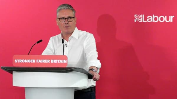 Pavarësisht kërkesave për dorëheqje, kryeministri britanik i thotë kabinetit se do të vazhdojë me qeverisjen