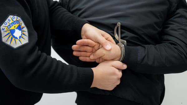 ​Një i arrestuar në Pejë, dyshohet për materiale që lidhen me keqpërdorim seksual të fëmijëve