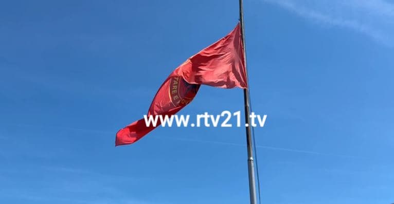 Ngritet flamuri gjigant i UÇK-së në Prishtinë