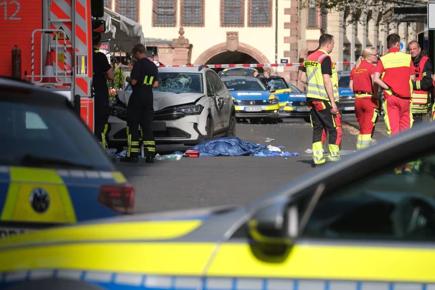 Dy të vdekur pasi një veturë goditi turmën në Leipzig