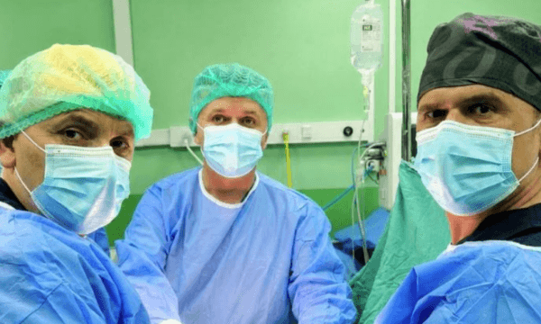 Spitali i Mitrovicës kryen me sukses një operacion kompleks, pacientit i hiqet një tumor masiv nga trupi