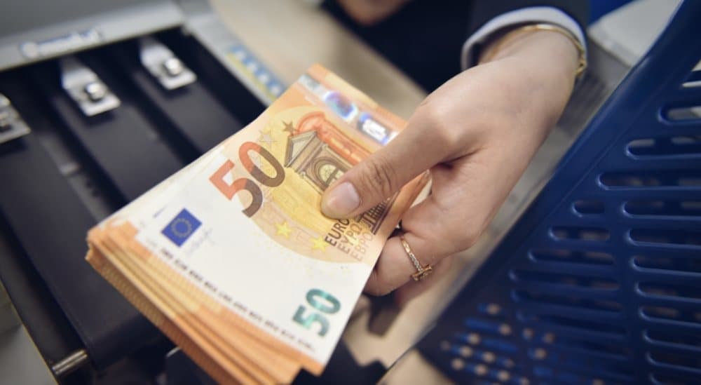 Arrestohen dy zyrtarë bankarë, dyshohet se e ngarkuan një grua me kredi prej 25 mijë eurove pa dijeninë e saj
