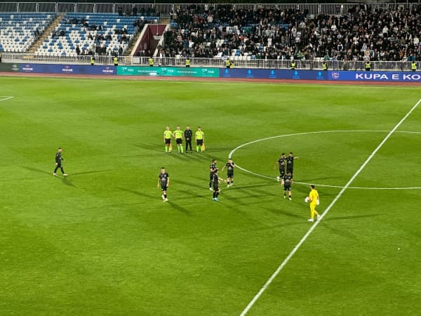 Tensione në finalen e Kupës, gjyqtari ndali lojën për disa minuta, Ferizaj lëshon fushën dhe kthehet
