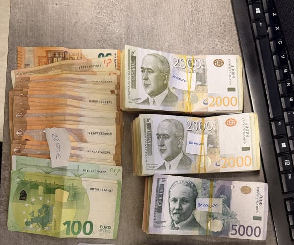 ​Zbulohet një shumë të konsiderueshme euro e dinarë serbë të padeklaruara në Jarinje