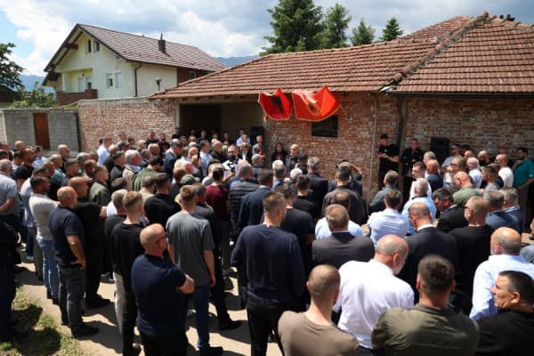 ​Haradinaj zbulon pllakën përkujtimore të Heroit Myrtë Zeneli në Zllapek: Sakrifica për liri nuk harrohet