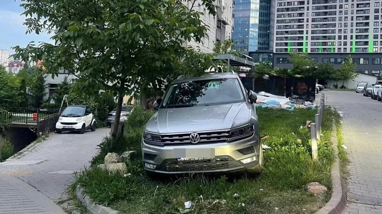 Parkoi veturën në hapësirë të gjelbëruar, dënohet me 100 euro një person në Prishtinë