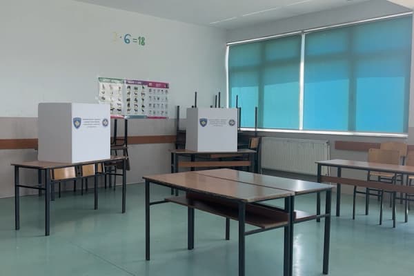 Prishtina përgatitet për ditën e votimit, komisionerët shpërndajnë materialet jo-sensitive