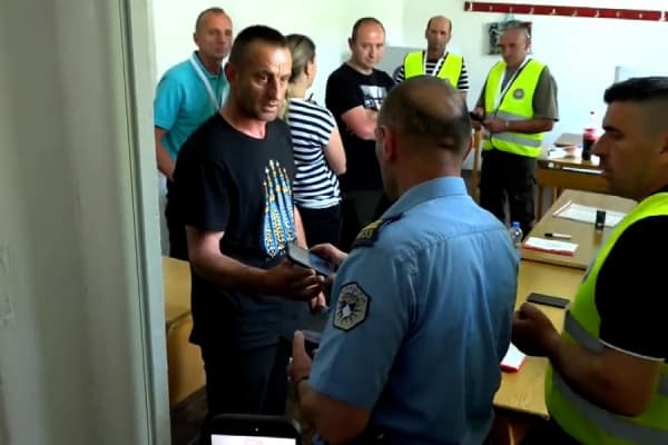 ​Dyshohet se fotografoi fletëvotimin, ndërpritet votimi i qytetarit në Zubin Potok