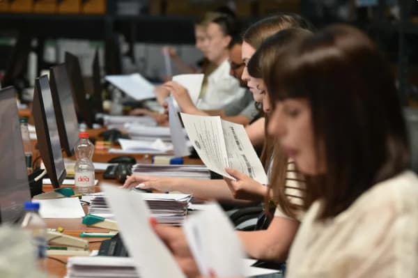 ​KQZ në fazën e fundit të numërimit, mbeten të numërohen votat me postë dhe ato me kusht