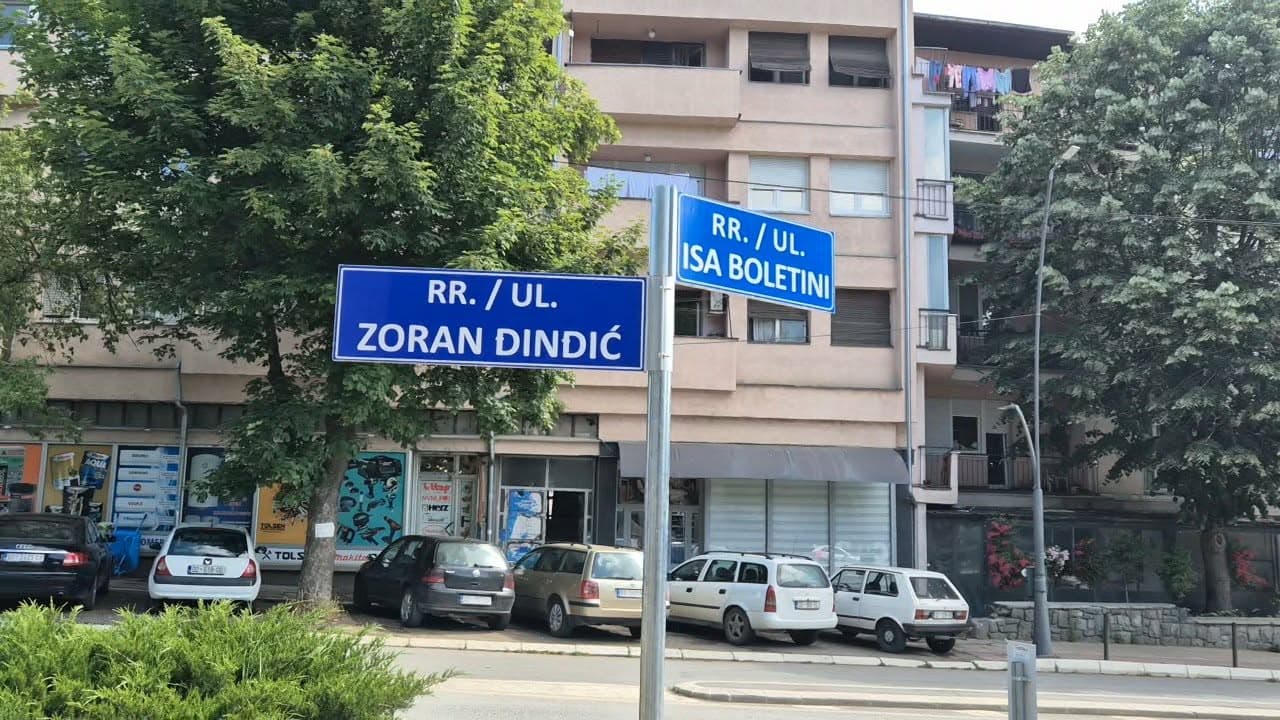 Ministria u vendos emra të rinj rrugëve në Mitrovicë të veriut, ata mbulohen nga kryetari i saj