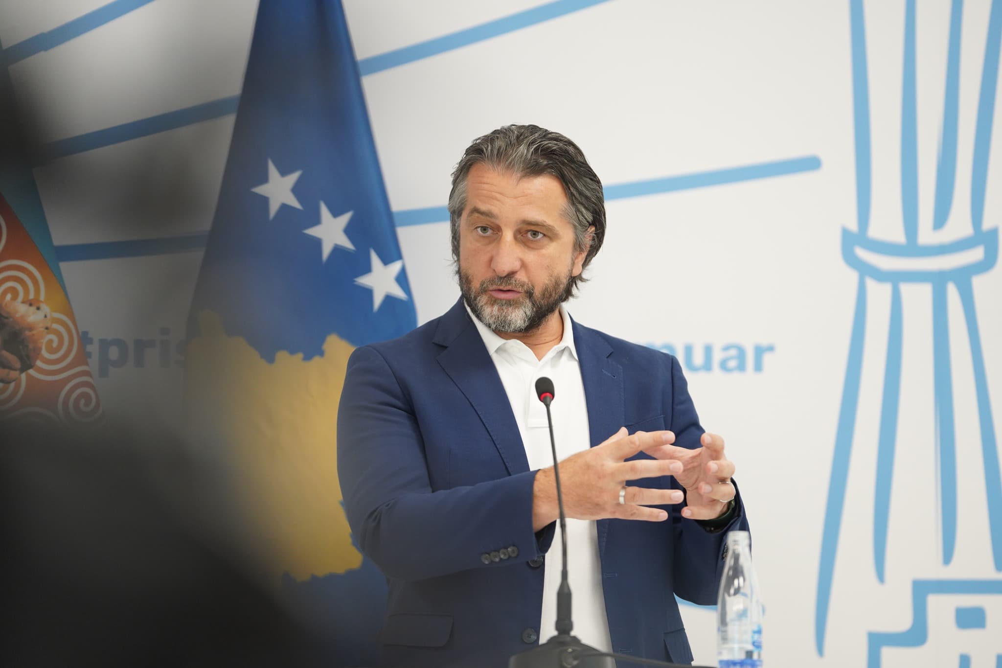 Rama: Dimal Basha i preu shiritin rrugës lokale që është projekt i Komunës së Prishtinës