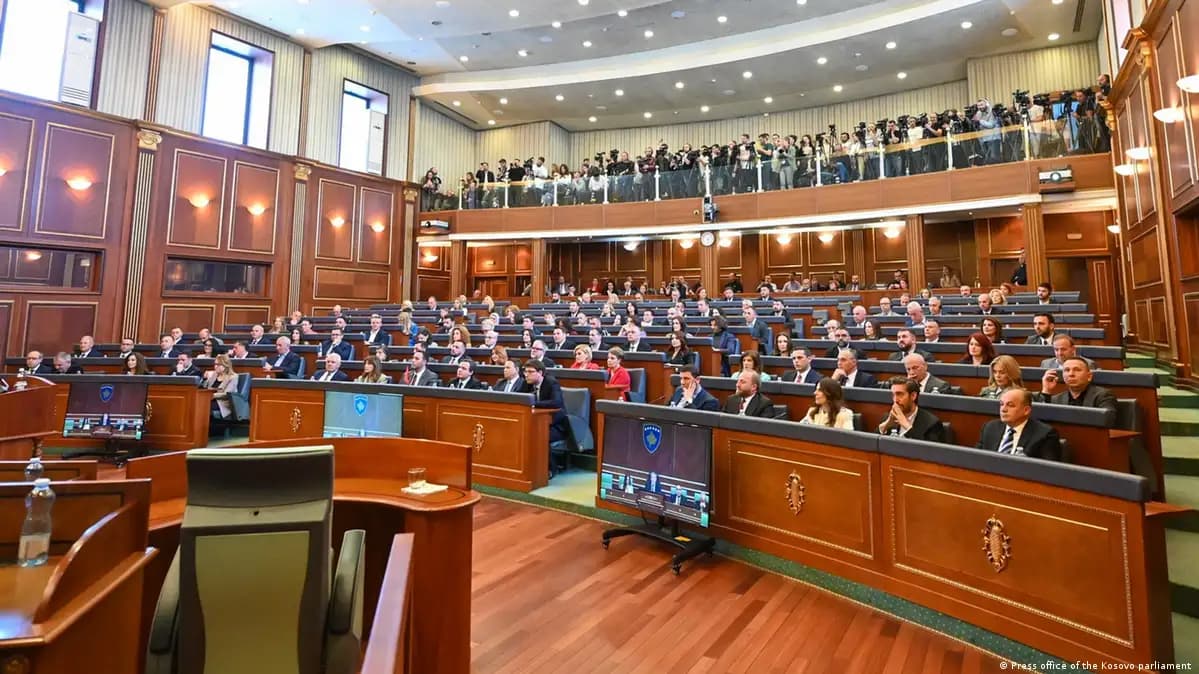 Mbi 1 milionë euro në xhepat e deputetëve dhe asistentëve