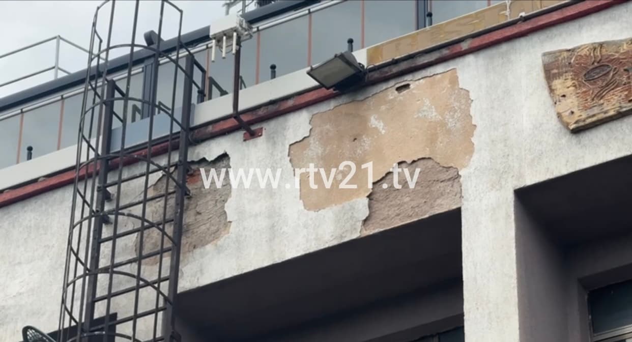 Bie një pjesë e fasadës së objektit të OVL UÇK-së në Prishtinë