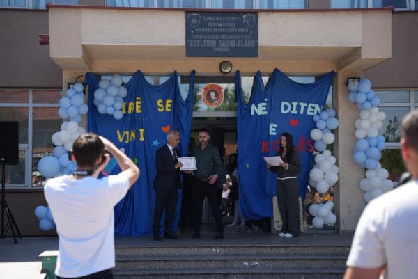 Përkujtohet figura Xheladin Gashit-Komandant Plaku në ditën e shkollës