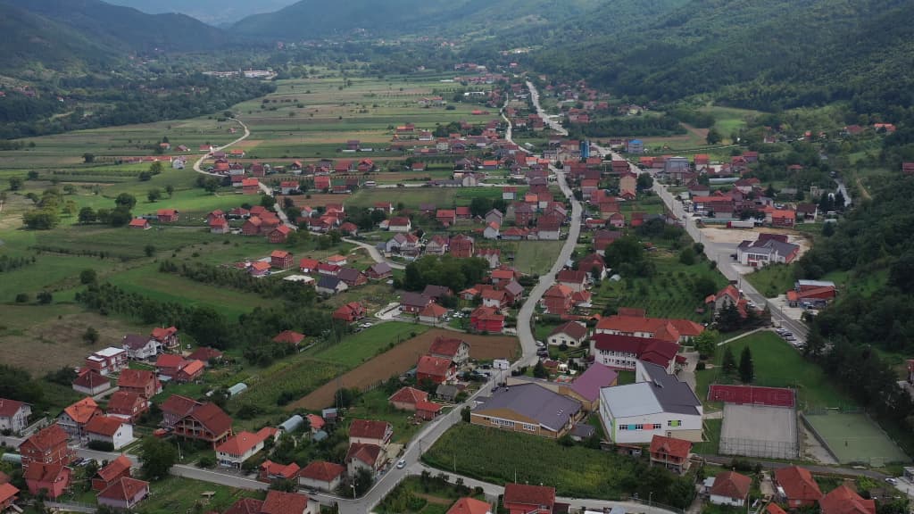 Policia sekuestron armë dhe pajisje ushtarake në Zubin Potok