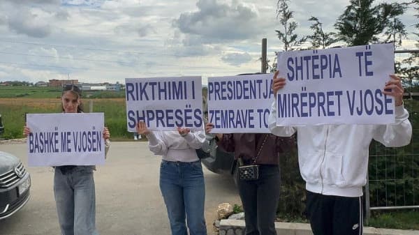 Para tubimit të bashkimit të LDK-së, pankartat “Bashkë me Vjosën”, “Shtëpia të mirëpret Vjosë”