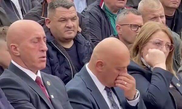 Lot dhe emocione të forta nga Ramush Haradinaj dhe Ardian Gjini në përvjetorin e dëshmorëve në Jabllanicë