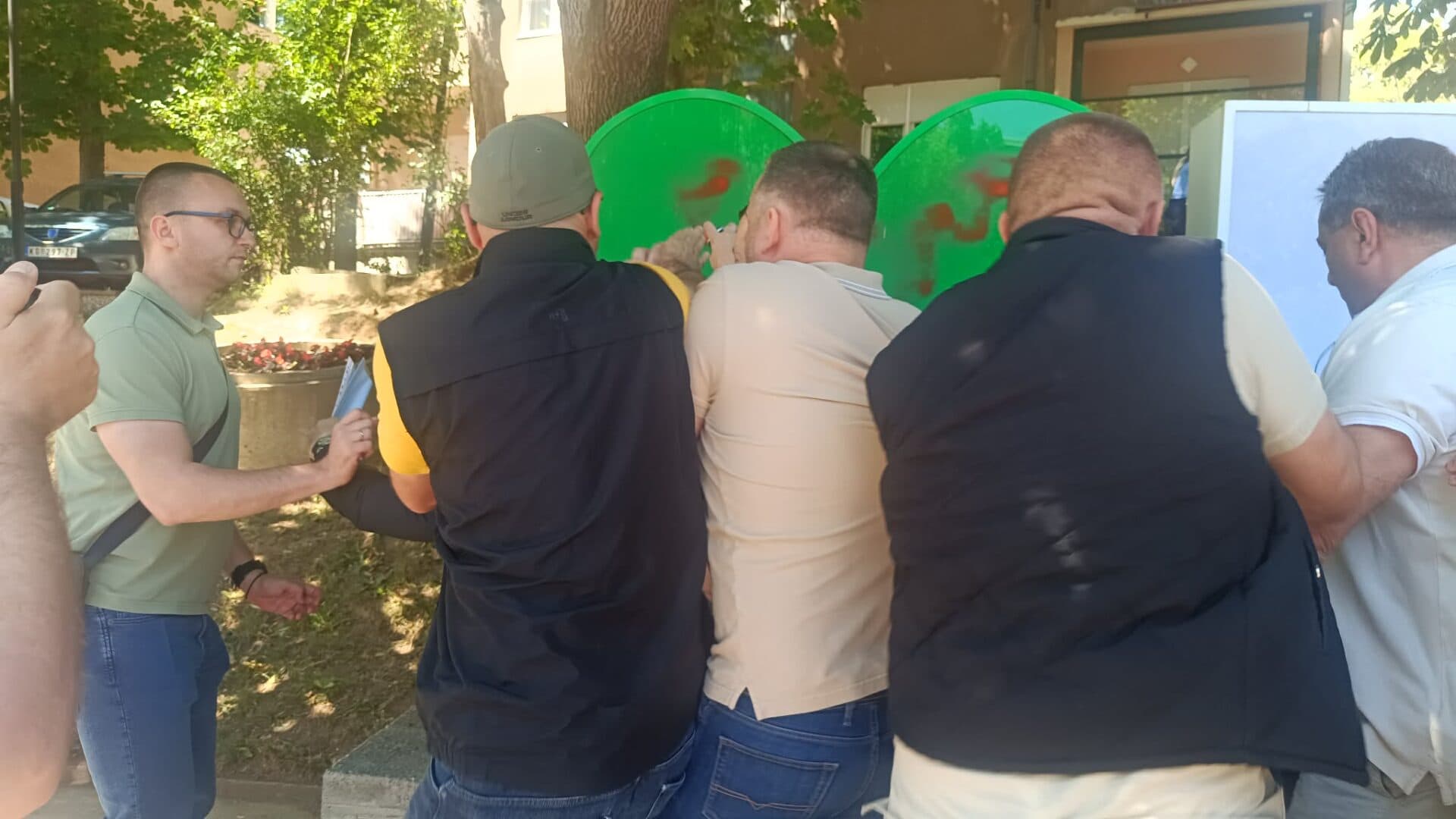 Arrestohen dy persona për vandalizëm në Mitrovicë, Policia: Kryetari erdhi me rreth 20 persona