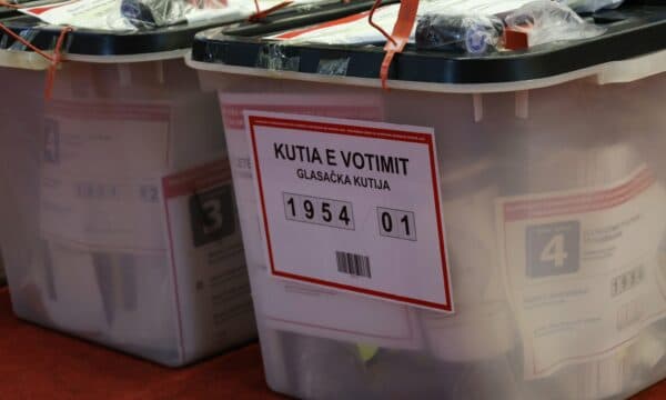 Numërimi i votave me postë shkon mbi 25%, VV e para, LDK performon më mirë se PDK e AAK